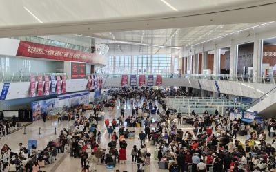 O Porto de Tianjin registra mais de 10 mil turistas de cruzeiro no primeiro dia de feriado do Dia Nacional.
