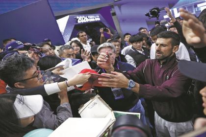 Novak Djokovic surpreende o público no Aberto da China, impulsionando o turismo esportivo e recordes de público em Pequim.