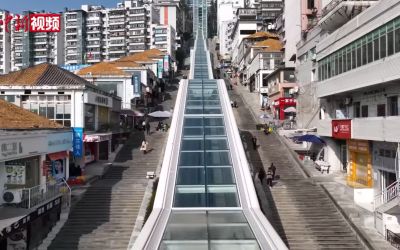 Escada rolante gigante na China atravessa encosta de Chongqing por 905 metros, vence altura equivalente a 80 andares e reduz trajeto para 20 minutos