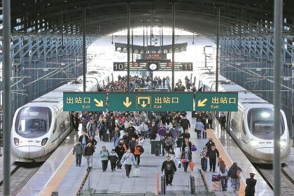 China registra demanda recorde de viagens durante o feriado nacional de outubro com bilhões de deslocamentos por todo o país.