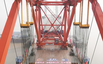 Conclusão da soldagem do vão norte aproxima o fim da estrutura principal da maior ponte ferroviária transoceânica do mundo.