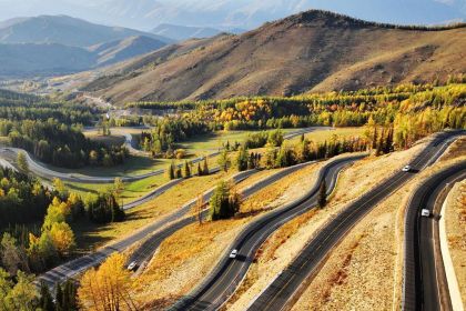 A Rodovia Altay-Hemu exibe paisagens de outono com florestas coloridas em Xinjiang, reduzindo o tempo de viagem e atraindo milhares de turistas.