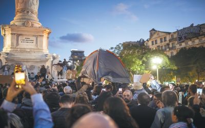 Milhares protestam em Portugal contra a crise habitacional após desmantelamento de acampamentos e prisões.