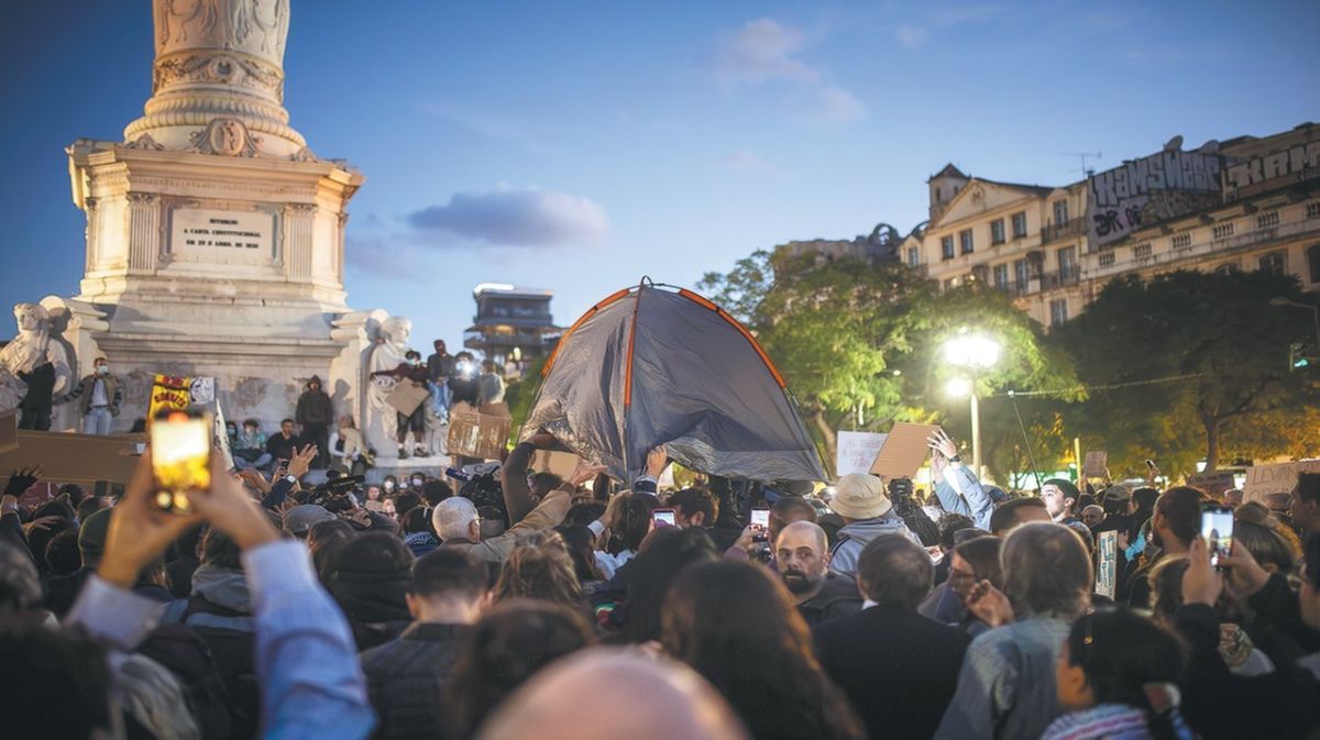Milhares de manifestantes ocupam praças centrais em Portugal e prometem continuar protestos contra a crise habitacional 2 6ad948f3e4b06d4a392e84d7 84a00da3