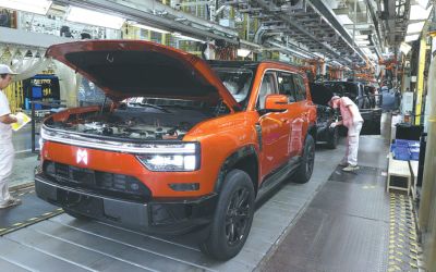 A China elabora nova política para acelerar a manufatura inteligente integrando a inteligência artificial ao setor industrial.