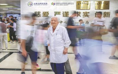 Aos 92 anos, a médica Chen Yuzhi utiliza tecnologia e ferramentas modernas para transformar o tratamento de asma infantil na China.