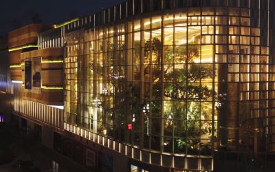 Árvore gigante de 20 metros ‘invade’ shopping na China e transforma quatro andares em floresta futurista com tecnologia, jardins e criaturas mecânicas