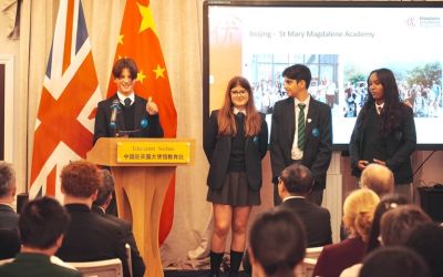 Alunos britânicos celebram em Londres o sucesso das viagens de verão do Programa de Excelência em Mandarim à China.