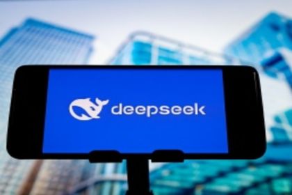 Estados Unidos proíbem inteligência artificial da DeepSeek em agências federais civis, gerando intenso debate sobre o setor tecnológico.